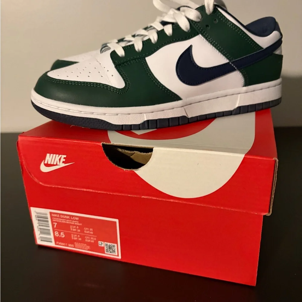 Nike Dunk Low Green and White Shoes - Picture 4 of 4